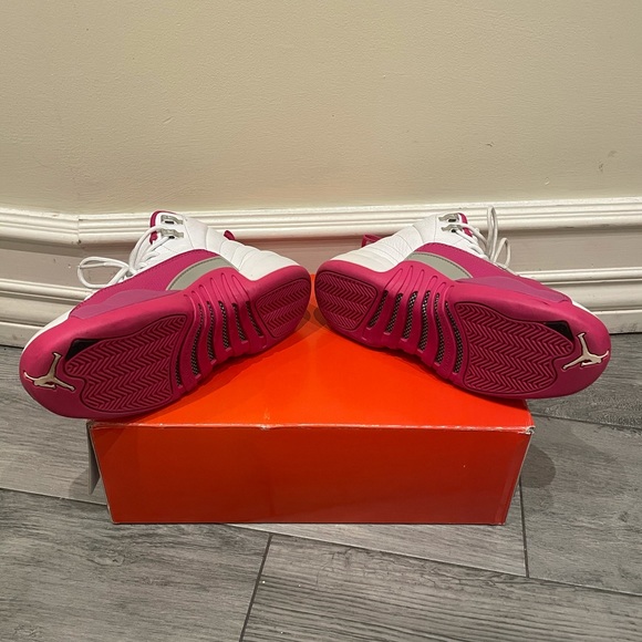 Jordan 12 Valentine’s Day “Vivd Pink” Used Size 5.5 - Picture 4 of 6